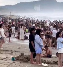 Sáng nay, hơn 20 du khách đuối nước ở biển Cửa Lò