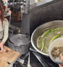 Món đặc sản "rùng mình" ở miền Tây ngày hè: Người sợ xanh mặt, người lại gật gù khen ngon