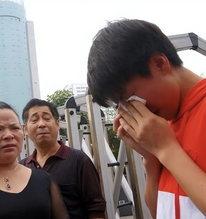 Nam sinh thi ĐH đạt thủ khoa tỉnh nhưng không trường nào chịu nhận, một trường top đầu thẳng thừng tuyên bố: "Sẽ không bao giờ nhận em này!"