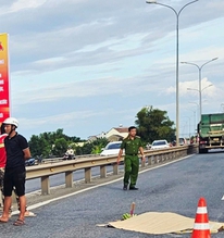 Đâm bạn gái rồi chạy ra đường, bị xe tông chết