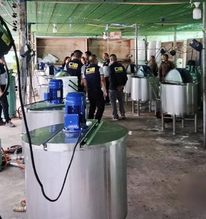 Nhận tin mật rồi đột kích xưởng sản xuất quy mô lớn: Cảnh sát tịch thu 172.000 chai siro ho giả, trị giá hơn 16 tỉ đồng