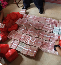 Tịch thu 29,6 tỷ đồng tiền mặt chôn rải rác khắp vườn và 6 kg vàng trong chuồng gà của một căn nhà cấp 4