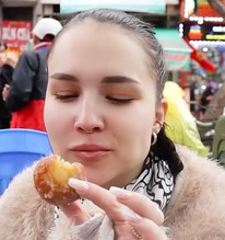 Khách Tây ăn xong 1 loại bánh Việt Nam liền thốt lên: "Ngon kinh khủng. Châu Âu không có món tương tự"