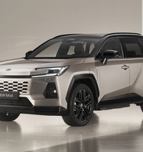 Toyota RAV4 PHEV bán chạy đến mức 'không giữ nổi xe ở đại lý'
