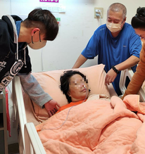Người phụ nữ đột quỵ sau khi gội đầu vào mùa hè! Cảnh báo: Sau 60 tuổi, khi gội đầu cần ghi nhớ “4 không”