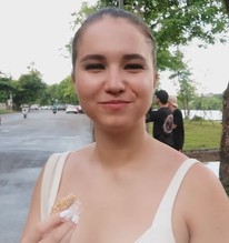 Khách Tây ăn xong 1 loại kẹo Việt Nam liền thốt lên: 'Chắc chắn sẽ mang về Hungary'