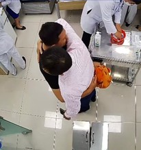 "Bác sĩ ơi, xin hãy cứu con tôi": Tiếng gào xé lòng của người cha ôm con trai đang co giật khiến ai nấy nghẹt thở