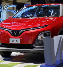 VinFast xoay trục