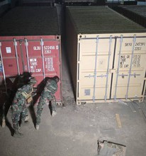 Nhận tin báo, lực lượng an ninh nhanh chóng đột kích một kho hàng: Phát hiện 12 container chứa tiền 5 triệu USD tiền giả và vàng giả
