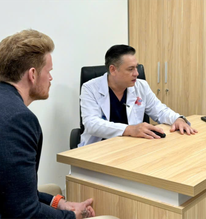 Suy sụp vì bệnh tật đeo bám suốt 15 năm, doanh nhân Mỹ tới Việt Nam mổ: "Tôi như được sinh ra lần nữa"