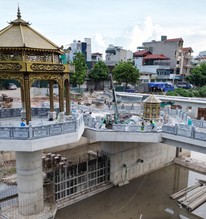 Cảnh tượng 'lạ' trên sông Tô Lịch khiến ai cũng phải ngoái nhìn: Sẽ hoàn thành trong tháng sau