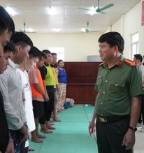 Gần 200 cảnh sát đồng loạt ra quân, bắt 74 người, thu 2 thùng tài liệu lớn chứa đựng gì bên trong?