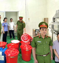 Cận cảnh khám xét Công ty Athena Việt Nam của 'trùm mỹ phẩm giả' Đường Văn Thiết