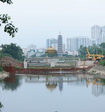 Hà Nội: Cảnh tượng lạ trên sông Tô Lịch khiến ai cũng phải ngoái nhìn