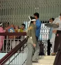 Tố bác sĩ tắc trách, người nhà làm náo loạn Trung tâm y tế để lễ 'trục vong'