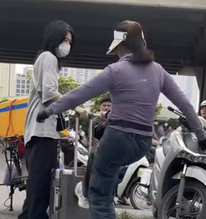 Công an vào cuộc xác minh vụ cô gái đứng trên vỉa hè đợi xe bị người bán nước xua đuổi ở Hà Nội
