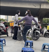 Thông tin mới nhất vụ cô gái đứng trên vỉa hè bị người phụ nữ bán nước xua đuổi ở Hà Nội