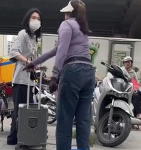 Người bán trà đá đuổi cô gái đứng ở vỉa hè Hà Nội nhận ngay cái kết buồn