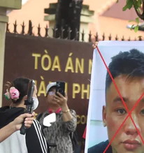 Người dân đứng chật kín theo dõi phiên xét xử bị cáo vụ thảm án ở Đồng Nai