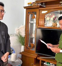 Thi hành lệnh bắt tạm giam, khám xét nơi ở của nhân viên ngân hàng Diệp Văn Vĩnh