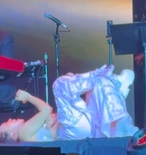 Mỹ Tâm sang Mỹ làm liveshow, nằm vắt chân chữ ngũ hát gây tranh cãi