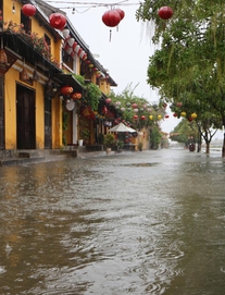 Ảnh hưởng bão số 1: Phố cổ Hội An ngập sâu, sạt lở nhiều điểm đường lên bán đảo Sơn Trà