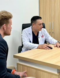 Suy sụp vì bệnh tật đeo bám suốt 15 năm, doanh nhân Mỹ tới Việt Nam mổ: "Tôi như được sinh ra lần nữa"