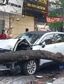 Hà Nội: Ô tô đâm liên hoàn nhiều xe máy trên phố Trần Đại Nghĩa