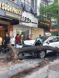 Vụ ô tô đâm liên hoàn 10 xe máy trên phố Hà Nội: Danh tính nữ tài xế