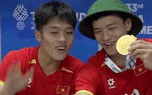 "Đột nhập" phòng thay đồ U22 Việt Nam: Cầu thủ bật loa ca hát, tranh thủ gọi về nhà ăn mừng HCV cùng người thân