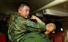 'Thiên vương kungfu' Trung Quốc 3 giây đánh bại hiến binh nước ngoài cao 1m9