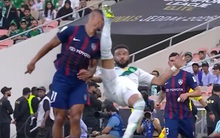 Hỗn loạn ở AFC Champions League: Cầu thủ bất tỉnh, sân cỏ biến thành “võ đài”