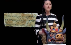 Cô gái trẻ mang "đầu trâu" ngàn tuổi đi thẩm định, chuyên gia thò tay vào trong: Có một mẩu giấy!