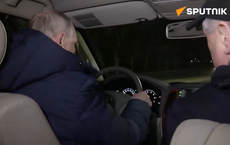 Tổng thống Nga Putin thừa nhận không thắt dây an toàn khi lái xe ở Mariupol