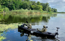Lính Ukraine len lỏi bụi rậm trên sông bằng thuyền kayak phóng lựu