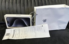 iPhone 15 Pro Max đang "cháy hàng", vì sao chuyên gia lại cảnh báo bạn đừng vội vàng mua hàng "xách tay"?