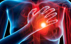 Khó chịu ở vùng ngực hoặc có thêm các dấu hiệu này, cần khẩn trương gọi cấp cứu ngay