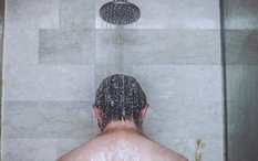 Trời nóng tắm 2 - 3 lần/ngày liệu có tốt? BS cảnh báo kiểu tắm tăng nguy cơ đột quỵ