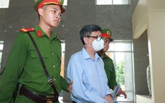 Cựu bộ trưởng Y tế Nguyễn Thanh Long đến tòa trên xe chuyên dụng