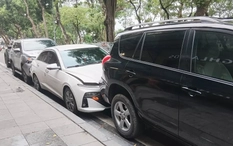 Hà Nội: 4 ô tô 'dồn toa' trên phố Lê Thái Tổ