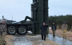 Chủ tịch Triều Tiên Kim Jong Un giám sát phóng thử tên lửa, thăm xưởng lắp ráp tàu ngầm