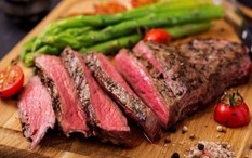 Vì sao có thể ăn tái thịt bò, nhưng thịt gà, thịt lợn thì không?