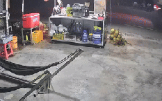 Tai nạn kinh hoàng, xe giường nằm leo lề trái tông chết 2 người ngồi uống nước