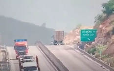 Kịp thời ngăn chặn ba em nhỏ chạy nhảy trên cao tốc Cam Lâm - Vĩnh Hảo