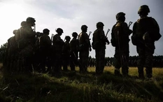 Ukraine gia hạn thiết quân luật thêm 90 ngày