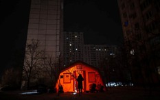 Nga "đưa" Kiev về mùa đông lạnh lẽo nhất: Không điện nước, phải dùng gạch để sưởi ấm