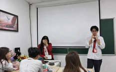 Phát hiện dòng chữ viết bậy trên áo đồng phục, cậu bé 9 tuổi nói một câu khiến bạn học cúi đầu xin lỗi