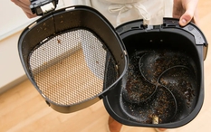 7 lỗi kinh điển khi dùng nồi chiên không dầu: Đồ ăn mất ngon, tiềm ẩn cả mối họa với sức khỏe