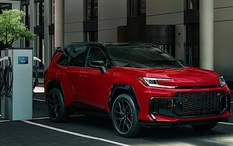 Chủ xe Toyota RAV4 bản hybrid này khỏi cần mua máy phát điện khi xe có thể cấp điện cho nhà trong suốt cả tuần