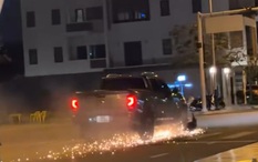 Ô tô kéo lê xe máy gần 1 km, một người tử vong